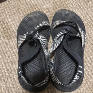 Women’s black and white chacos
